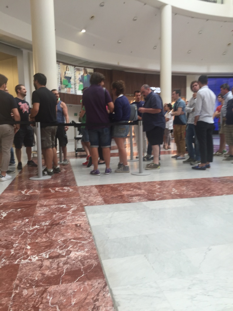 2015 03 8 coda davanti a apple store